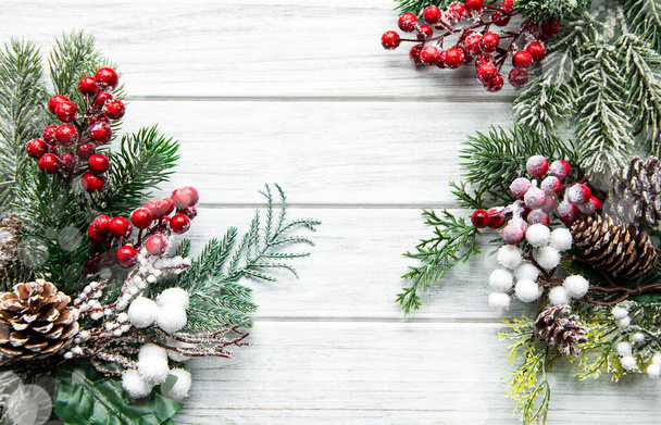 Vánoční kompozice se zasněženými jedlovými větvemi na bílém dřevěném pozadí - Fotografie, Obrázek