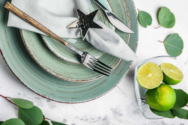 Schöne Tischdekoration mit Linde und Eukalyptus auf hellem Hintergrund - Foto, Bild