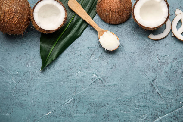 Složení s kokosovým olejem na šedém pozadí - Fotografie, Obrázek