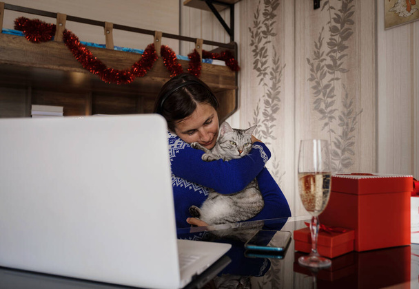 nainen ja söpö kissa nauttivat juhlimisesta ja heiluttamisesta puolueessa videopuhelukonferenssin kautta ystävien ja perheen kanssa. Aasian nainen karanteeni suojaa koronavirus ja työskentelevät kotoa - Valokuva, kuva