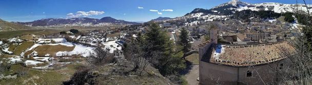 Пескокостанцо, Л "Акила, Абруццо, Италия - 15 марта 2019 года: Панорамное фото деревни и плато с вершины Пескьо - Фото, изображение
