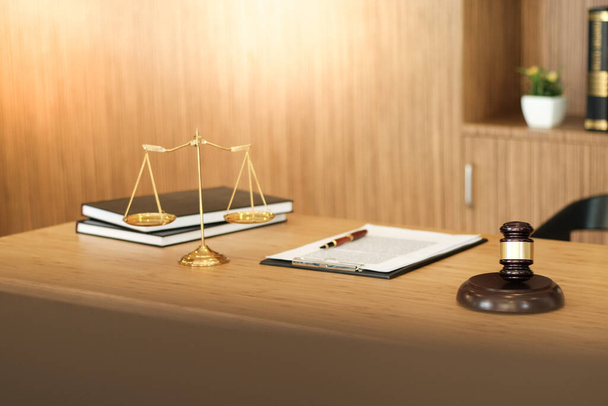 Juez martillo martillo en escritorio Abogado - Foto, Imagen