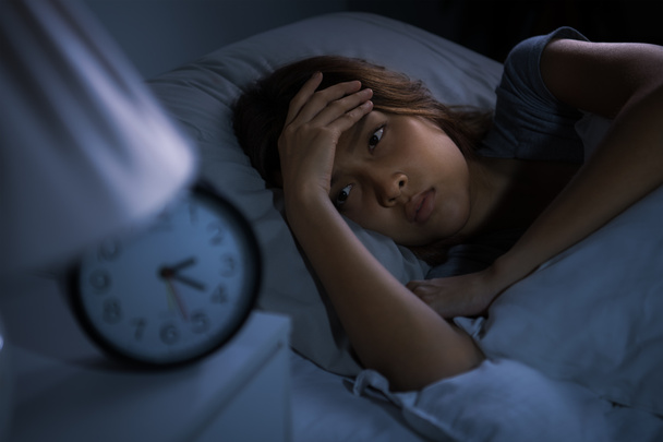 Masentunut nuori nainen makaa sängyssä voi nukkua unettomuudesta - Valokuva, kuva