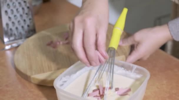 Mujer chef se mezcla con la batidora apagada la yema de huevo con azúcar en un recipiente de vidrio. - Imágenes, Vídeo