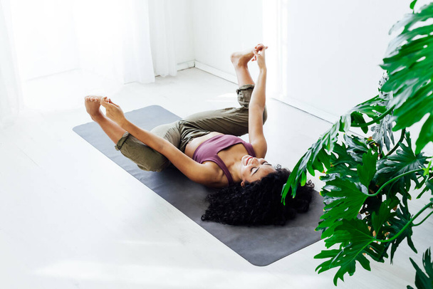 Belle femme brune yoga asana gymnastique flexibilité corps fitness - Photo, image