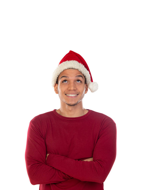 Africano usando un sombrero de Navidad aislado en blanco - Foto, imagen