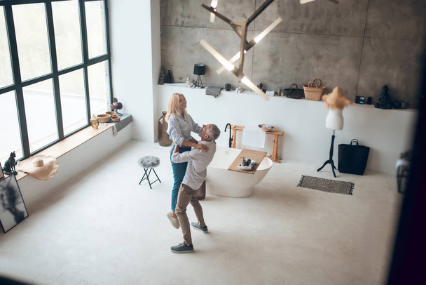 Top view picture of a couple dancing in the studio - Foto, afbeelding