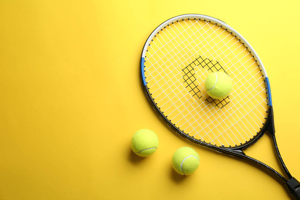Tennis racket and balls on yellow background, flat lay. Space for text - Foto, afbeelding