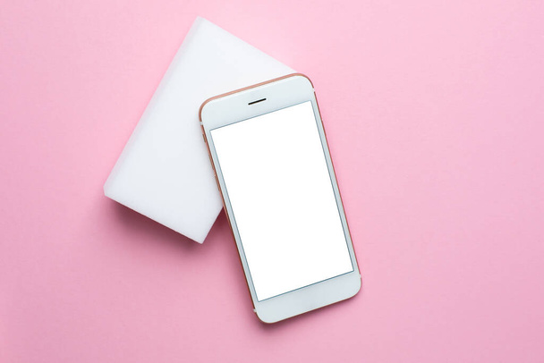  Konzept der sozialen Technologien, Smartphone mit weißem Bildschirm auf rosa Hintergrund von oben - Foto, Bild