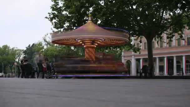 Karussell auf der Piazza della Vittoria in Reggio Emilia, Italien. Hochwertiges 4k Filmmaterial - Filmmaterial, Video