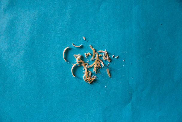 Gesneden nagels op het blauwe papier - Foto, afbeelding