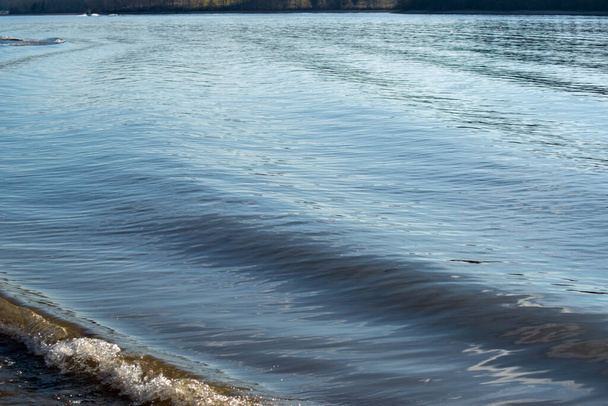 Sanfte Wellen rollen in die schöne ruhige Uferlinie - Foto, Bild