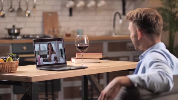 Houden van paar afscheid nemen na online dating - Video
