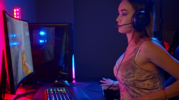Sexy jeune femme gamer assis près du PC et sur le point de jouer à un jeu vidéo - Séquence, vidéo