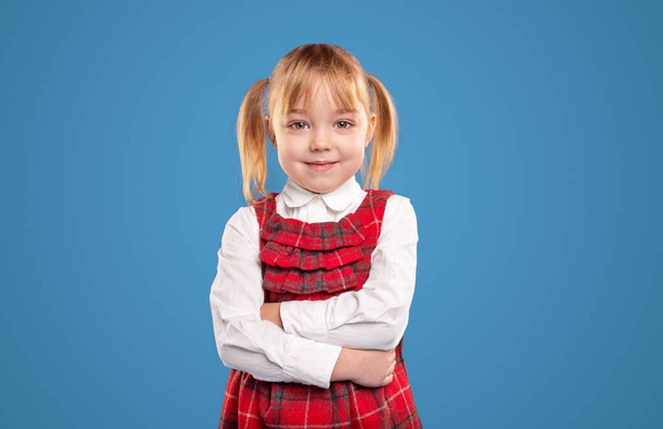 Positive schoolgirl with crossed arms - Foto, immagini