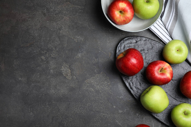Fresh ripe green apples on black table, flat lay. Space for text - Фото, изображение