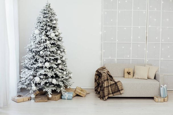 λευκό χριστουγεννιάτικο δέντρο εσωτερική διακόσμηση για το νέο έτος - Φωτογραφία, εικόνα