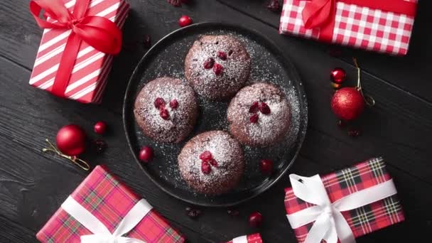 Χριστουγεννιάτικη σοκολάτα νόστιμα muffins σερβίρεται σε μαύρο κεραμικό πιάτο - Πλάνα, βίντεο