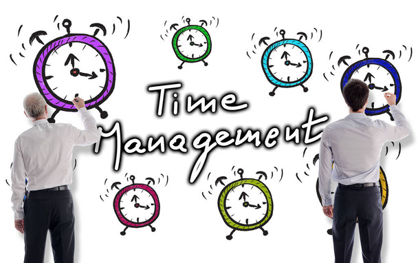 Concepto de gestión del tiempo dibujado en una pared blanca por hombres de negocios - Foto, Imagen