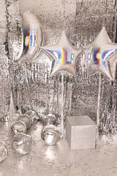 Décor du Nouvel An de la chambre, décorations scintillantes en argent. Décorations scintillantes en argent. Mur argenté brillant - Photo, image