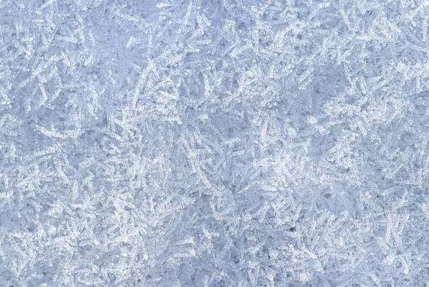 Вид зверху на снігові кристали, освітлені сонячним світлом, зняті крупним планом. Зимовий фон
. - Фото, зображення