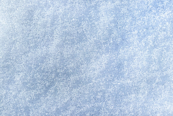 太陽の光で照らされた雪の結晶のトップビュー、クローズアップ撮影。冬の背景. - 写真・画像