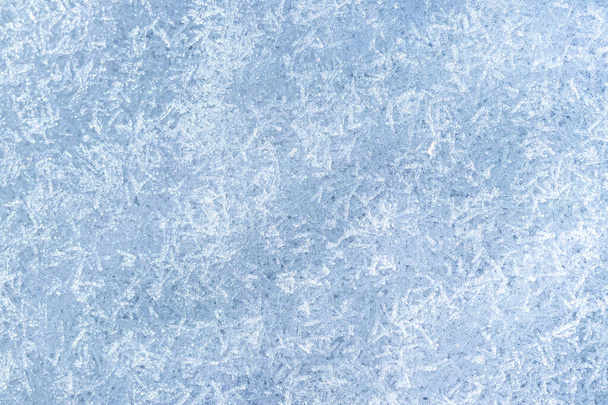 Вид сверху снежных кристаллов, освещенных солнечным светом, снятый крупным планом. Зимний фон. - Фото, изображение