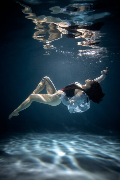 Portrait of an Attractive Young Woman Underwater. Beauty and Fashion - Foto, imagen