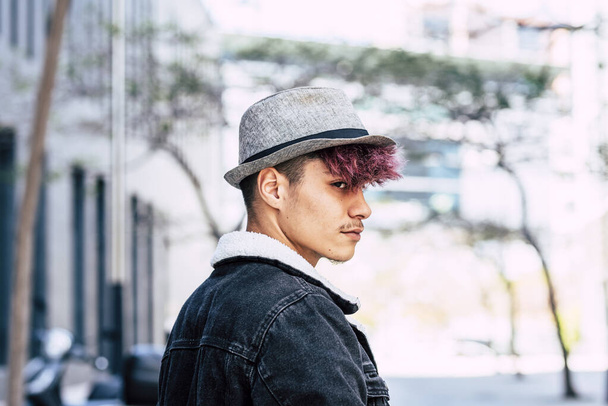 Portré alternatív sokszínűség tinédzser megjelenés stílus fiatal fiú lila haj és kalap séta és élvezi a szabadban  - Fotó, kép