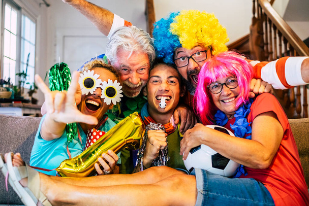 Группа сумасшедших и счастливый футбольный болельщик дома насладиться ма - Фото, изображение