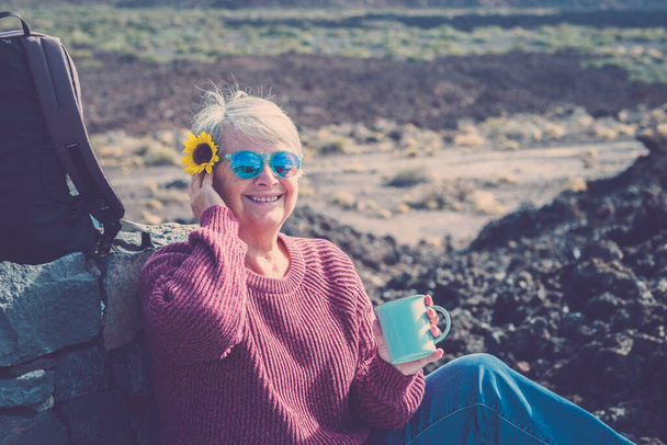 Allegro attiva donna caucasica anziana sorridere e godersi la vita all'aria aperta abbracciando la natura  - Foto, immagini