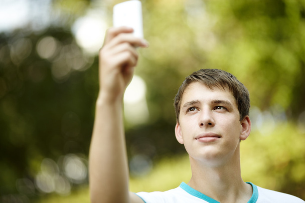 tiener met palmtop - Foto, afbeelding