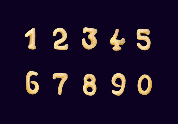 Productos de cereales del alfabeto latino aislados sobre un fondo negro
 - Foto, imagen