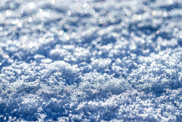 Detailní záběr sněhových krystalů ozářených slunečním světlem. Zimní pozadí. - Fotografie, Obrázek