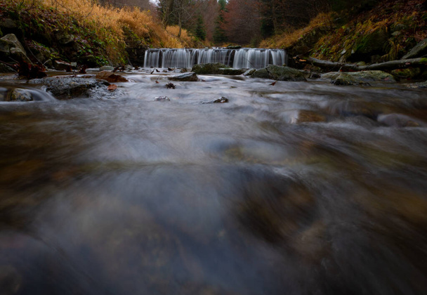 Wilde rivier met stenen en waterval in Jeseniky bergen, Oost-Europa, Moravië. Afbeelding van lange blootstelling. - Foto, afbeelding