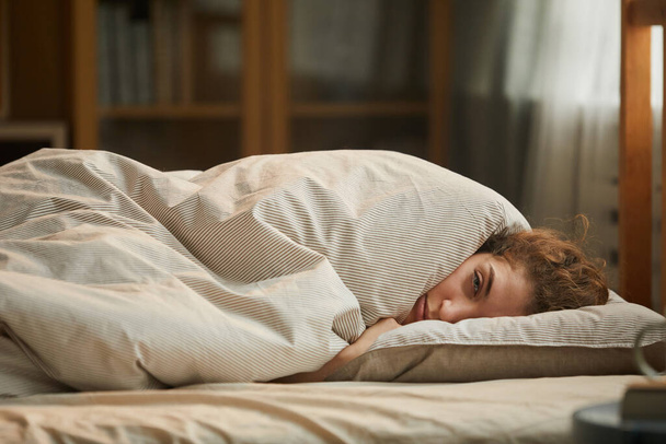 Mujer enferma en la cama - Foto, Imagen