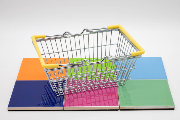 carrinho de compras em almofadas coloridas - Foto, Imagem