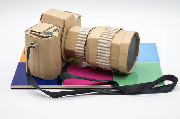 Kartonnen camera op gekleurde pads - Foto, afbeelding