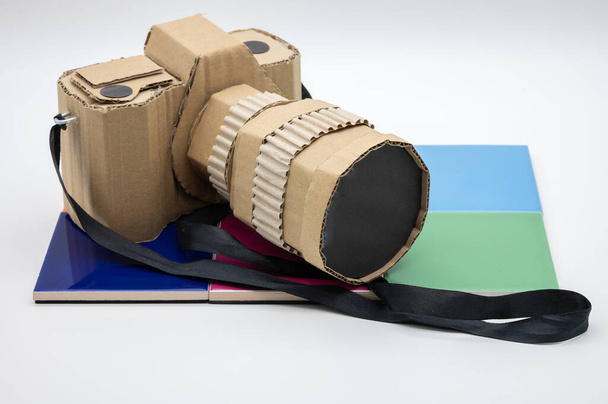 Karton kamera színes párnákon - Fotó, kép