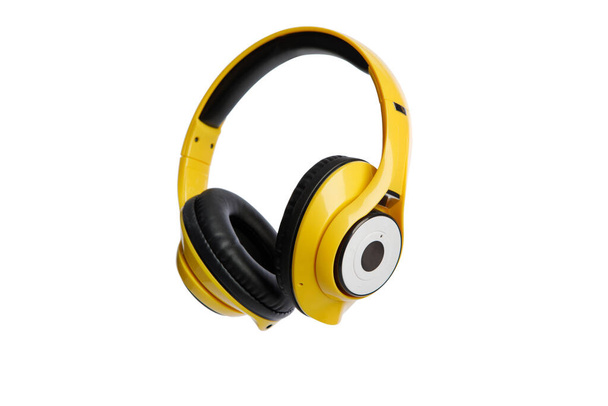 žlutá bezdrátová sluchátka na bílém pozadí - Fotografie, Obrázek