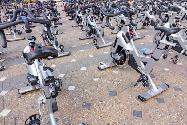 Groupe de vélos d'exercice d'intérieur sont placés dans la rue prêt pour l'entraînement. - Photo, image