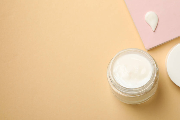 Tarro de crema cosmética sobre fondo beige - Foto, Imagen