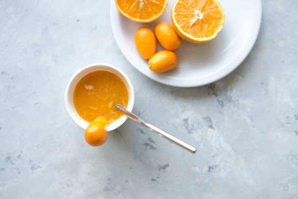 свіжий апельсиновий сік з лимоном і медом на білому тлі. вид зверху. копіювання простору
. - Фото, зображення