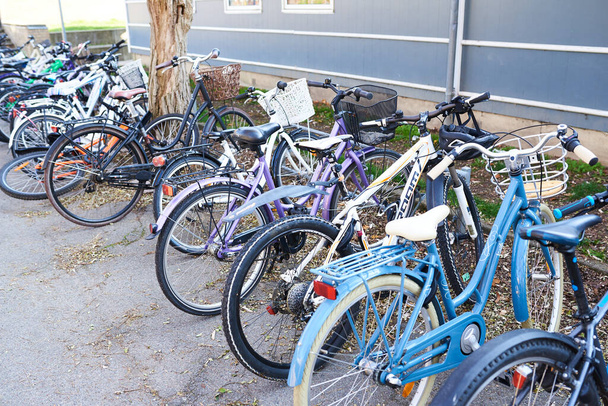 un vélo dans une place de parking une cour d'école - Photo, image