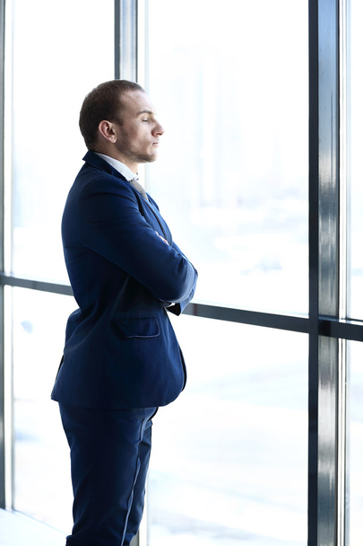 Composite image of thoughtful young businessman looking away - Foto, imagen