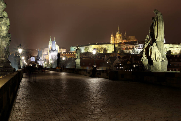 Prahan valaistun Prahan linnan ja Pyhän Vituksen katedraalin yönäkymä Kaarlen sillalta - Tsekin tasavallan pääkaupunki - Valokuva, kuva