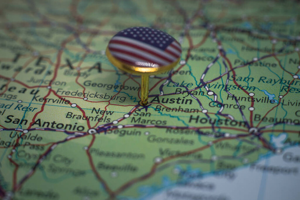 Austin auf Karte mit USA-Flagge gepinnt - Foto, Bild