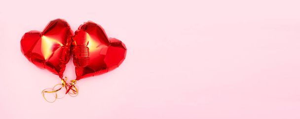 Широкий баннер с красным шаром из фольги сердца на фоне Дня Святого Валентина. Copyspace - Фото, изображение