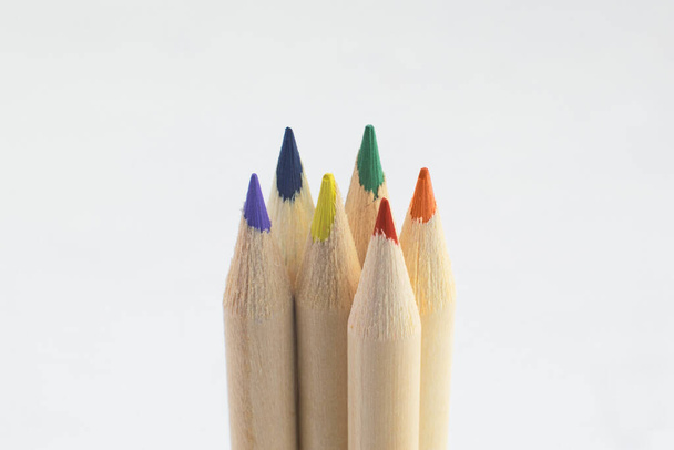 Sei matite di legno di diversi colori - Foto, immagini