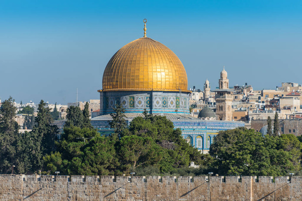 Dôme d'or du Rocher sur le Mont du Temple et le mur de la Vieille Ville de Jérusalem, vue depuis le Mont des Oliviers à Jérusalem Israël.  - Photo, image